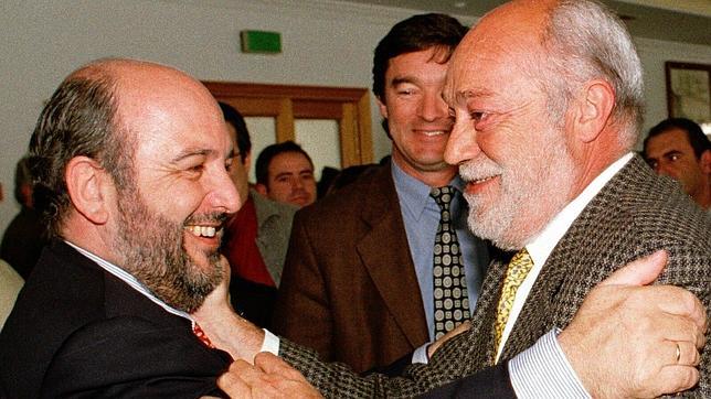 Joaquin Almunia saluda a Eduardo Martín Toval en un acto público en Málaga