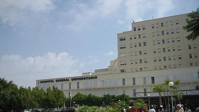 El Hospital de Alicante reconstruye el brazo de un niño con hueso de su peroné
