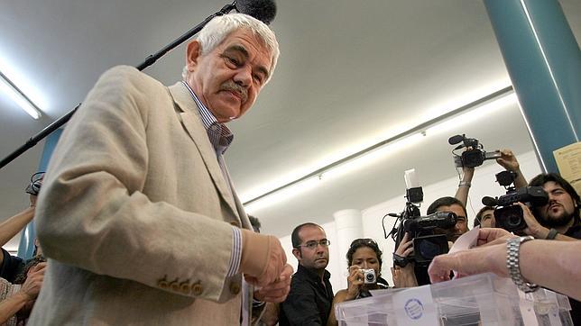 Pasqual Maragall votando el día en que se sometió a referéndum la reforma del Estatuto