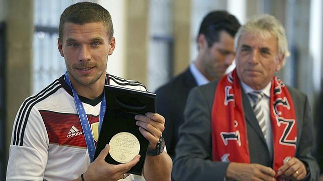 Podolski anuncia por error su fichaje por el Sevilla