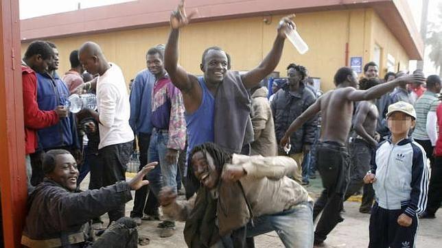 Tensión entre policías, fiscales y jueces por las pruebas de edad a inmigrantes