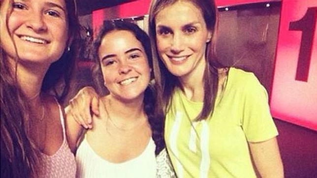 Doña Letizia se apunta a una autofoto en el cine