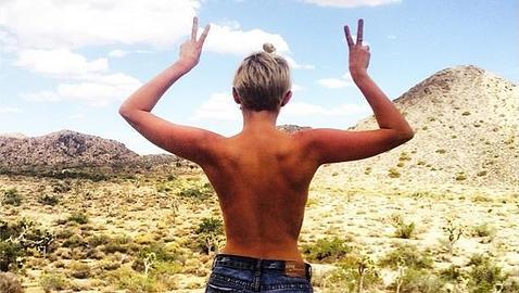 Miley Cyrus se desnuda en el desierto