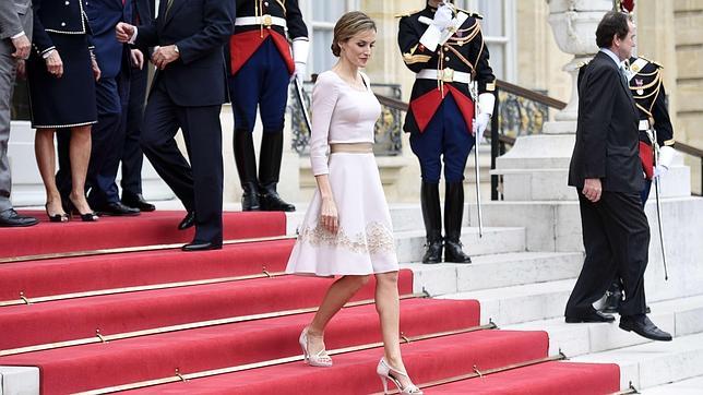 Doña Letizia estrena un conjunto de Felipe Varela en su visita a París