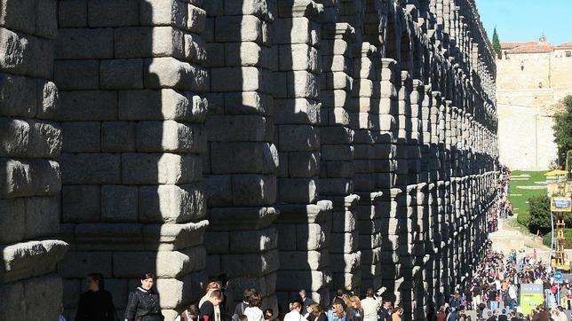 Segovia prohíbe el reparto de publicidad junto al Acueducto