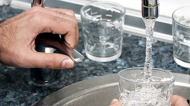 El aluminio se utiliza para atrapar partículas nocivas en el agua potable