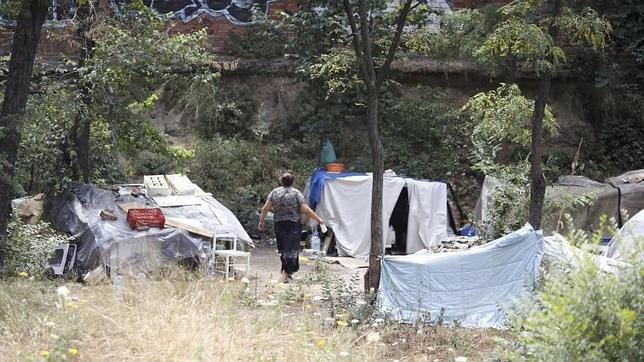 Un campamento de okupas rumanos revoluciona Cristo Rey