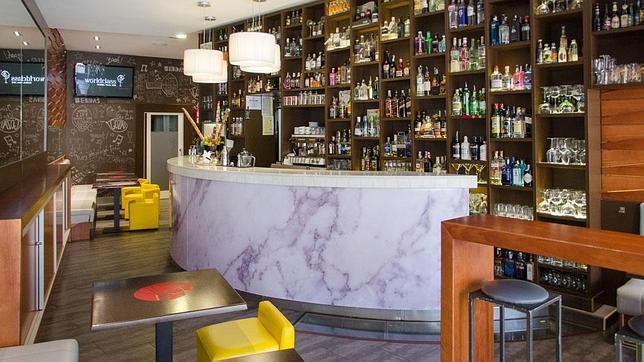 Tras su barra de mármol se encuentra una gran variedad de bebidas para elegir