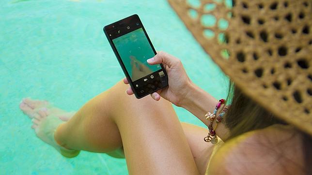 ¿Adicto al móvil? Solo uno de cada diez personas desconecta en vacaciones