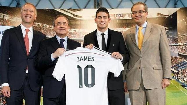 El embajador de Colombia, en la presentación de James Rodríguez, junto a Florentino Pérez y el propio jugador