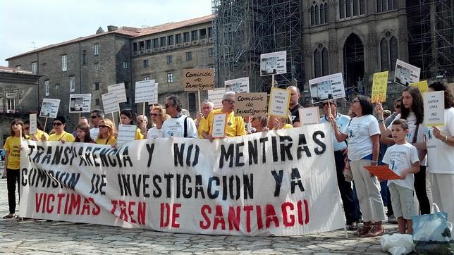Víctimas del Alvia reclaman en silencio en el Obradoiro «transparencia y verdad»