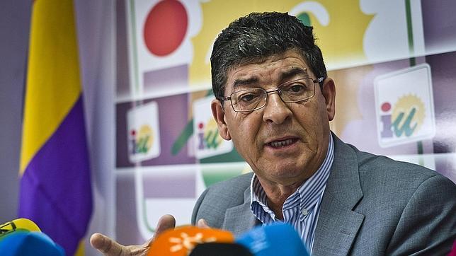 Diego Valderas, en una rueda de prensa en Huelva