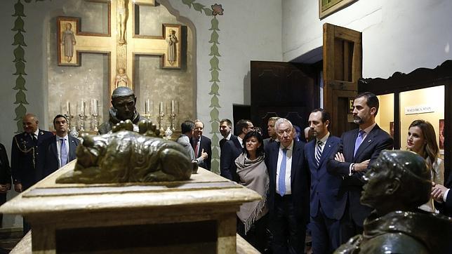 Los entonces Príncipes de Asturias, hoy Reyes de España, visitaron en noviembre de 2013 la misión de San Carlos Borromeo, donde reposa la tumba de Fray Junípero Serra, en Monterrey (California)