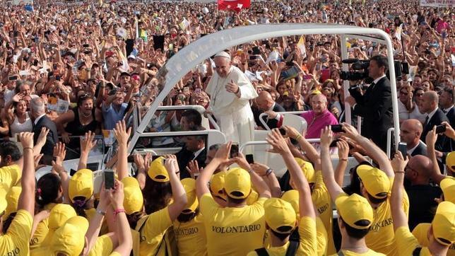 El Papa pide coraje para «decir no a la corrupción» en el feudo de la Camorra