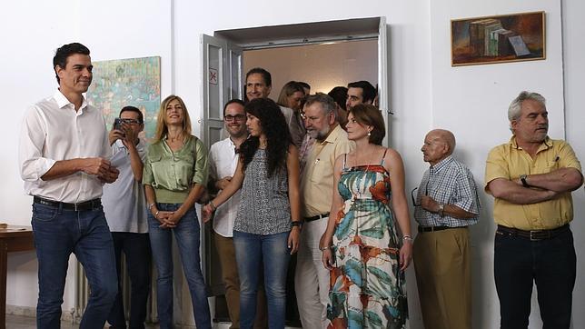 Algunos militantes acompañaron a Pedro Sánchez mientras emitía su voto en las primarias socialistas