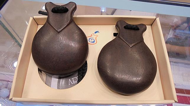 Las castañuelas, por su pequeño tamañano, son el instrumento que más se llevan los extranjeros que nos visitan