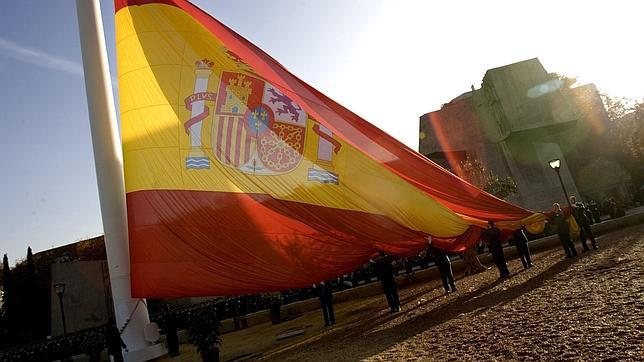 Homenaje a la bandera española de la plaza de Colón el día de la Constitución