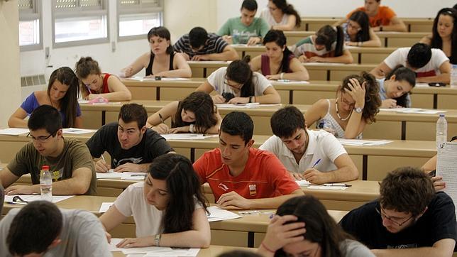 Un grupo de jóvenes se examina de selectividad en Córdoba
