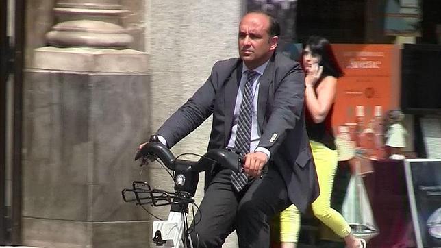 Los madrileños usan la bici para moverse a pesar del calor y del tráfico «agresivo»