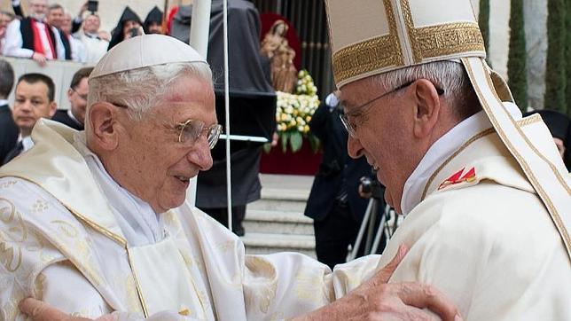 El Papa Francisco saluda al Papa emérito Benedicto XVI