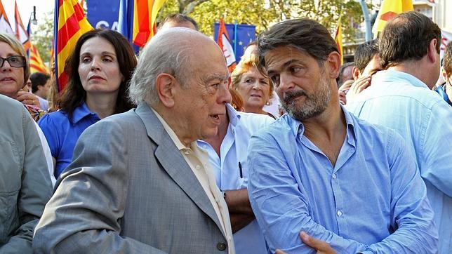 Jordi Pujol  conversa con el exsecretario general de CDC, Oriol Pujol, durante una manifestación independentista