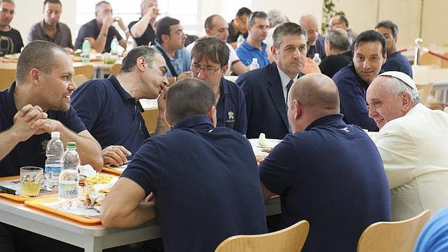 El Papa compartió el pasado viernes una comida con los trabajadores del Vaticano en la cantina