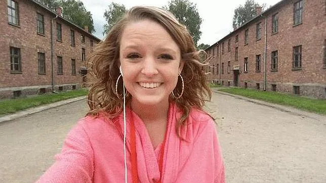 Se hace un «selfie» en Auschwitz e indigna a los usuarios de Twitter