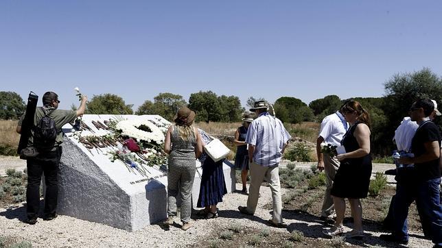 Familiares de las víctimas colocan flores en el monumento en su recuerdo situado en el lugar del accidente del vuelo de Spanair JK5022