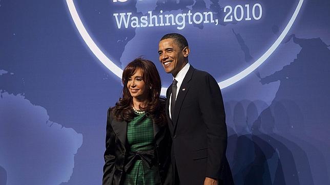 El presidente de EstadosUnidos, Barack Obama (d), recibe a su homóloga de Argentina, Cristina Fernández de Kirchner (i)