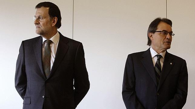 El frío saludo de Rajoy a Mas