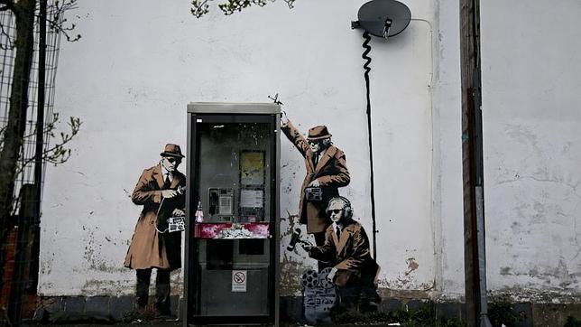 El grafiti de Banksy contra el espionaje, atacado por unos vándalos