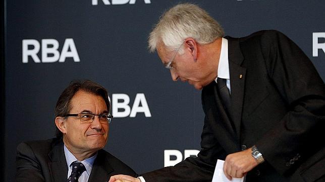 El conseller de Cultura, Ferran Mascarell, saluda al presidente Mas