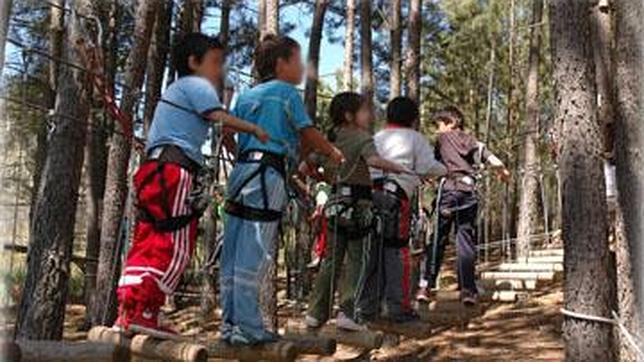 Niños en el parque de aventuras de los Baños del Sagrario, en San Pablo de Los Montes