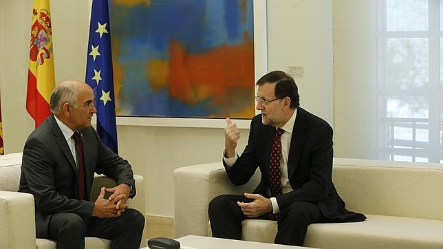 A la izquierda, el presidente de la Comunidad de Murcia, Alberto Garre