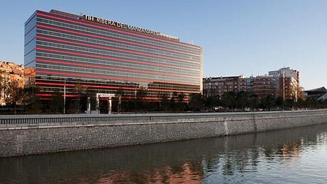 El edificio del hotel destaca en la ribera del río