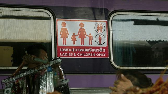 Tailandia instala vagones para mujeres para evitar violaciones