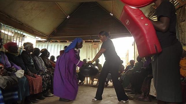 Pobre anciana... ¿Indefensa?