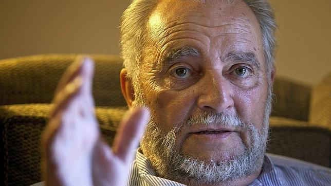 Julio Anguita evoluciona favorablemente tras pasar su segunda noche en la UCI