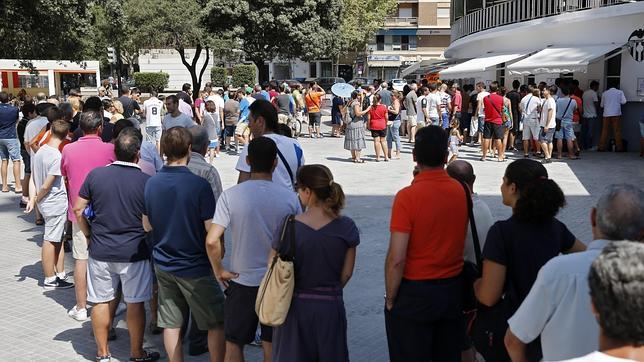 Cientos de seguidores forman cola en la primera jornada de venta de pases en Mestalla