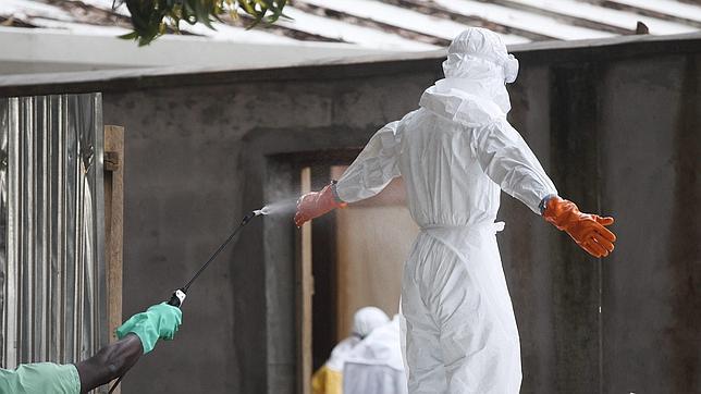 EE.UU. envía a 50 expertos a África Occidental para ayudar con el brote de ébola