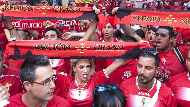 La afición se resiste a la muerte del Murcia