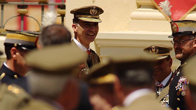 Don Felipe en un acto con los militares