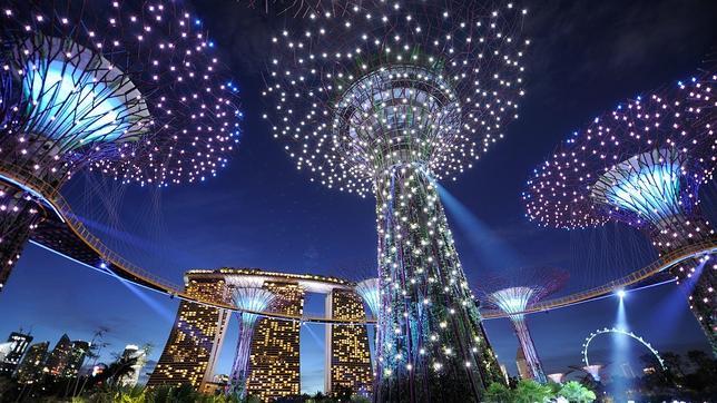 Los árboles gigantes del espacio Jardines en la Bahía y, al fondo, el Marina Bay Sands Hotel