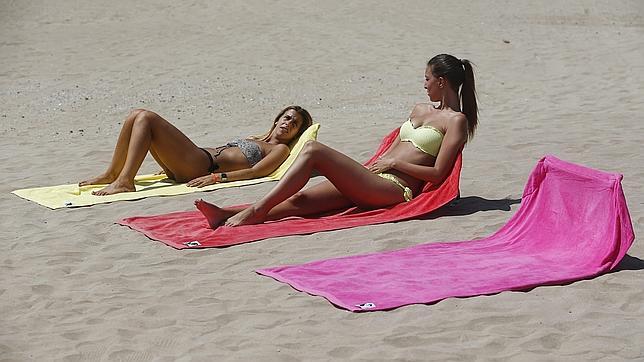 Así es la nueva toalla que se convierte en tumbona