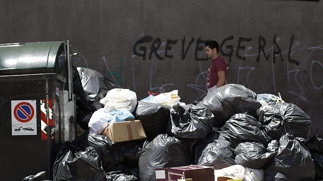 Urbaser condena que el comité de huelga impida volver al trabajo a seis empleados