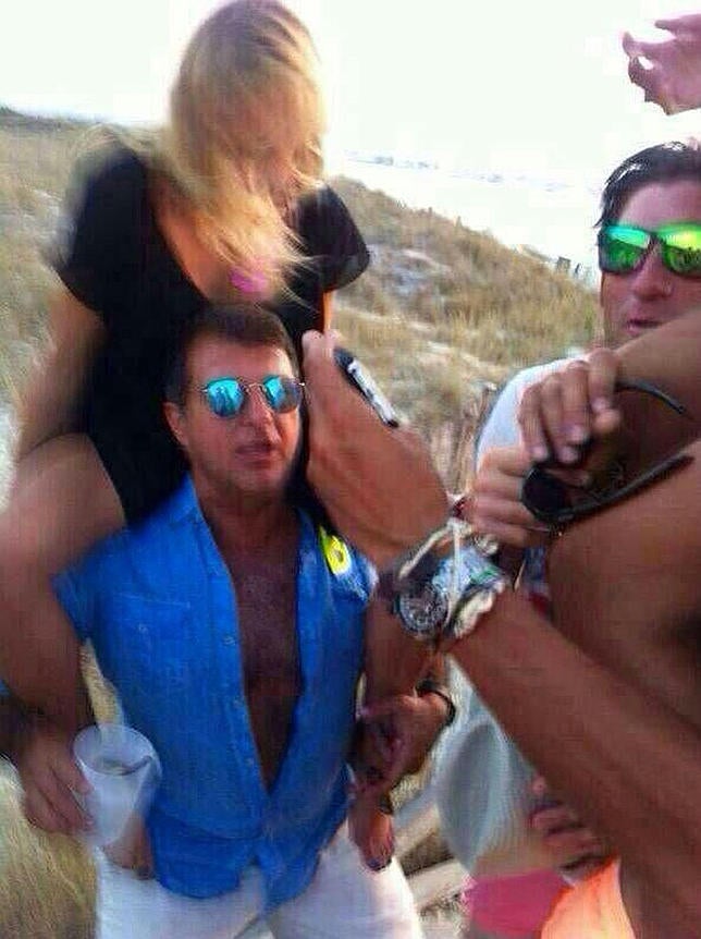 Joan Laporta, con una misteriosa rubia de fiesta en la playa hasta el amanecer