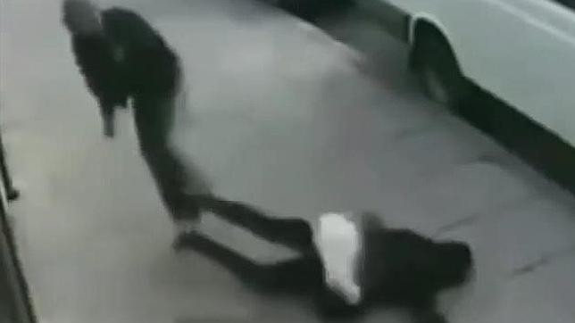 Un joven agrede por la espalda a una mujer