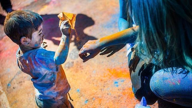 La fiesta del monzón llena Lavapiés de color