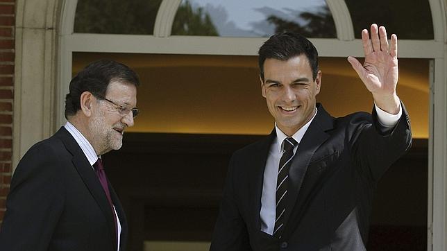 El presidente del Gobierno, Mariano Rajoy, recibe al nuevo secretario general del PSOE, Pedro Sánchez
