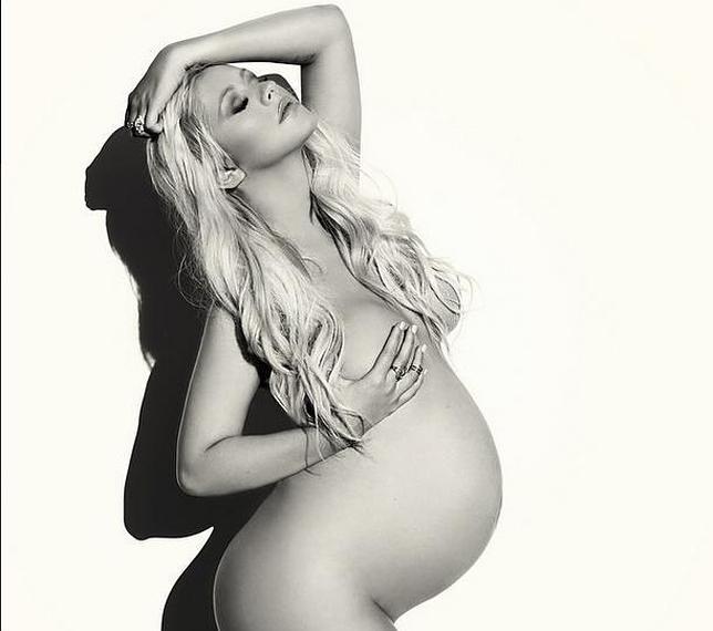 Cristina Aguilera muestra su embarazo en «V Magazine»